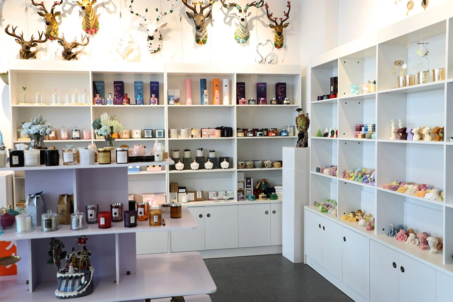 scented-candles-home-fragrance-products-showroom-2407280250-7000-900x600